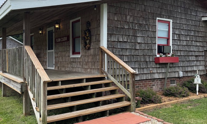 Hallsboro House | Pleasant 2 bedroom farmhouse