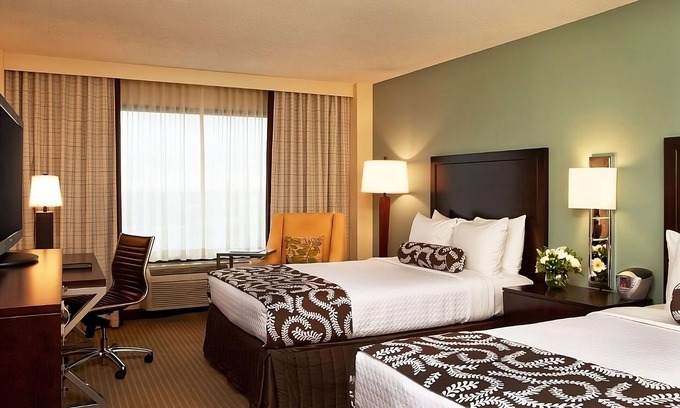 Eagan Park Hotel | Pleasant Stay, Convenient Location! Outdoor Pool, Parking, Pets are Allowed