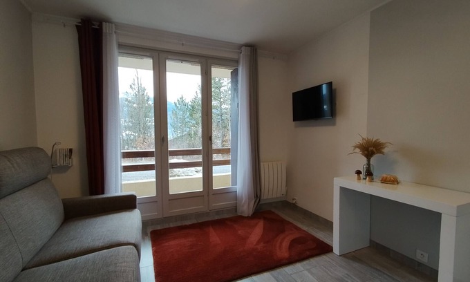 Barcelonnette Apartment | Pleasant T1bis apartment on the heights of Barcelonnette, a stone's throw from the town center.