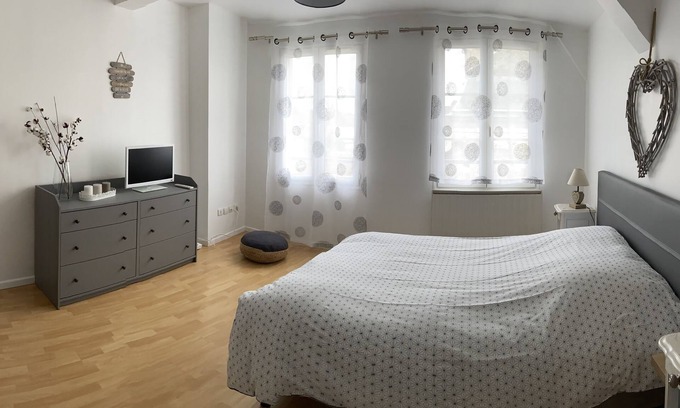 Noyon House | Pleasant town house in the cathedral hyper center