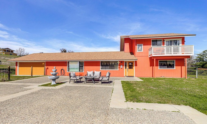 San Miguel House | Pleasant Valley Wine Trail Home - Near Paso Robles