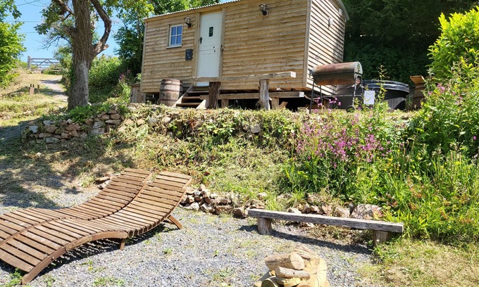 Paignton Cabin | Plum Hut, romantic shepherd hut retreat with log burner, hot tub, pet friendly!