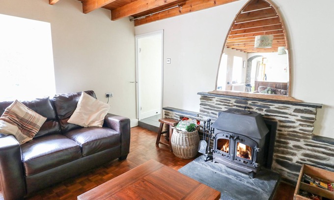 Cenarth Cottage | PLYG-Y-RHIW, pet friendly, with open fire in Newcastle Emlyn