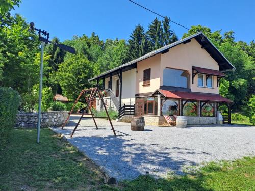 Metlika Apartment | Počitniška hiša Parkfield Dragovan