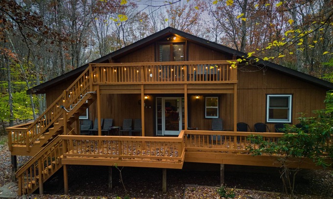 Albrightsville Ski Chalet | POCONO ESCAPE - HOT TUB - 10 BEDS