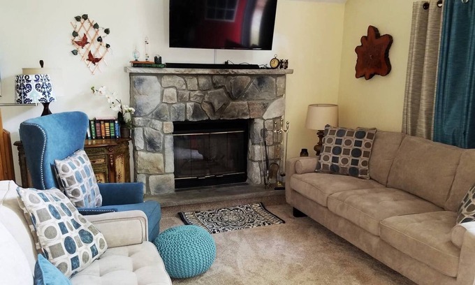 Gouldsboro House | Pocono Mountains - Romantic Mountain Ski Chalet