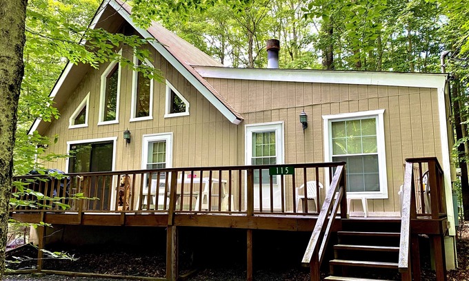 Thornhurst House | Pocono retreat, arrowhead lake beautiful chalet