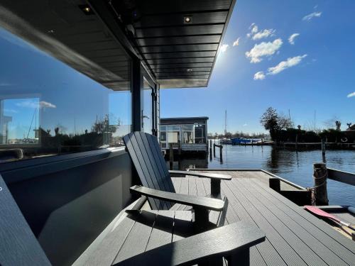 Municipality of Aalsmeer Apartment | Poellodge, Luxe houseboot met zonnig terras