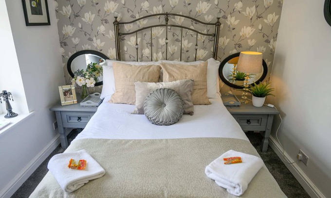 Abercwmboi House | Poet's Cottage: Breathtaking Aberdare Heritage