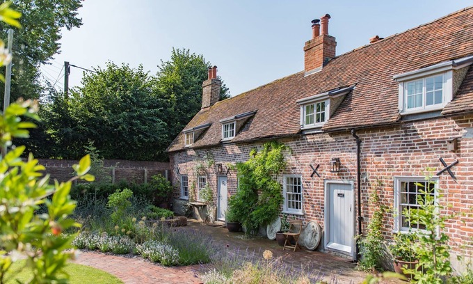Adisham Cottage | Pond Cottage - 5 bedroom holiday home, lovely gardens