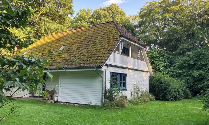 Parchtitz Apartment | Pond house with loggia on an old estate in the middle of Rügen