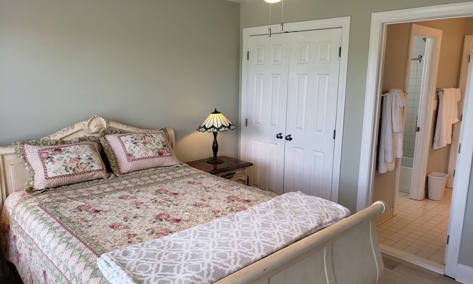 Ridgeway House | Pond View Room