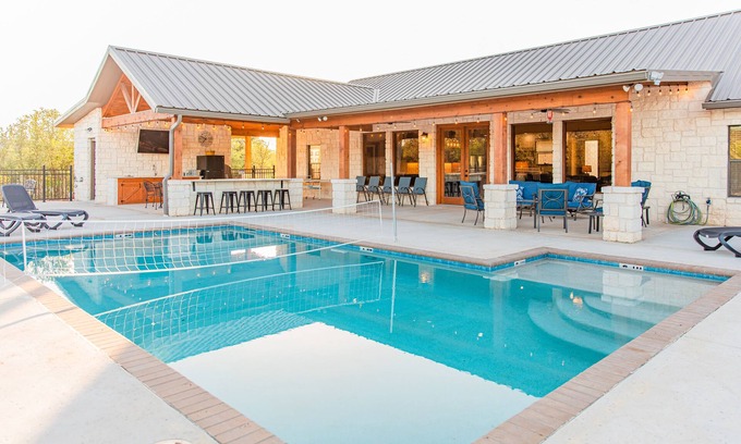 Sabinal House | Ponderosa Paradise @ Buchanan Vacation Homes - Luxury Lodge/Pool/Basketball