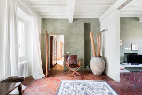 Oltrarno Apartment | Ponte Vecchio Flat Overlooking Piazza della Passera