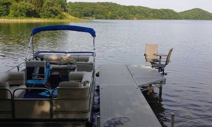 Burtrum Boat Rental | Pontoon Boat 21 ft. Perfect for a tour of the lake!