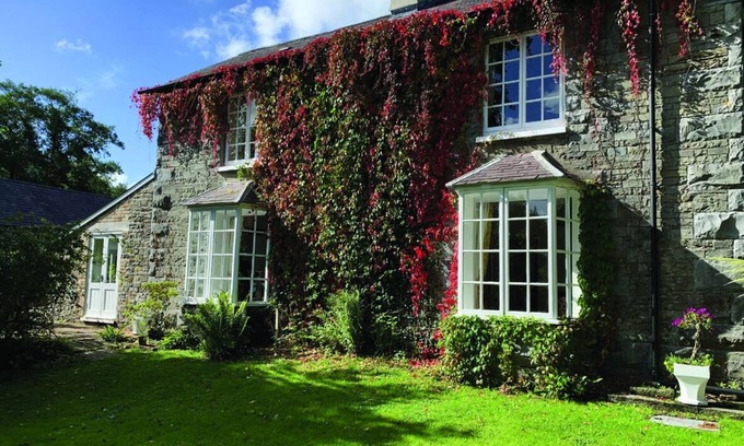 Ammanford Bed & Breakfast | Pontyclerc Farm House B&B