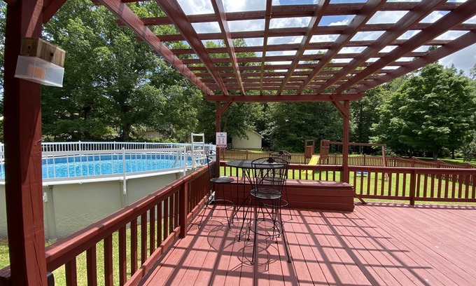 Westgate House | POOL! 4 beds, near Camp Lejeune, in Golf Course community, near Beaches sleeps 8