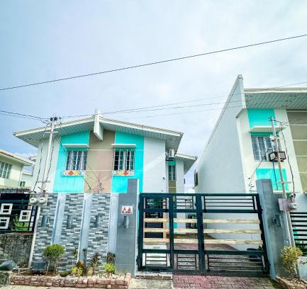 Mariveles House | Pool and Pillows