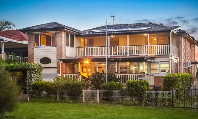 Killarney Vale House | Pool and Spa on the Lakefront Killarney Vale