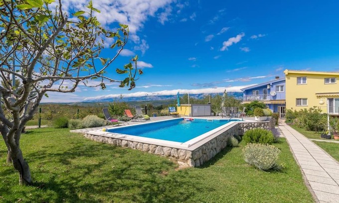 Podgradina Apartment | Pool apartments w/ 2000m fully fenced garden *Nika