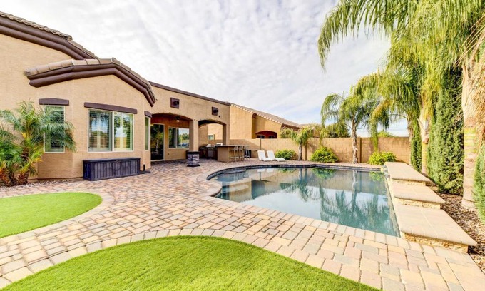 Queen Creek House | Pool, BBQ and Bar Family Home in Queen Creek