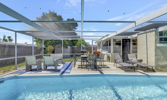 Regency Park House | Pool! | BBQ ! Sleeps 8PPL | TV's | King Bed
