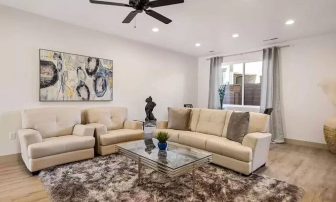 St. George House | Pool! E-Bikes! Sleeps 38!