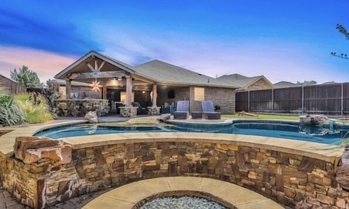 Lubbock House | POOL, Firepit, Gameroom, Great for Families