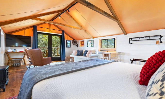 Ingram Cabin | Pool + Firepit + River + Lake + Hot Tub + Heat/AC