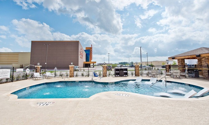 Humble Condo | Pool & Gym Access. Free Breakfast Buffet Every Morning!