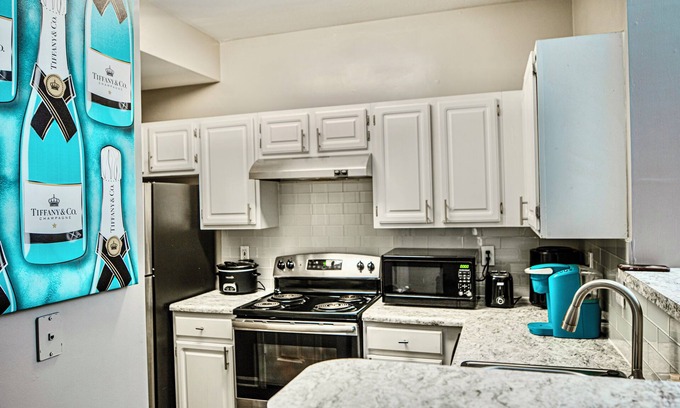 Buford Highway Apartment | Pool, Gym, BBQ Grill, LUX, Near ZOO, Aquarium