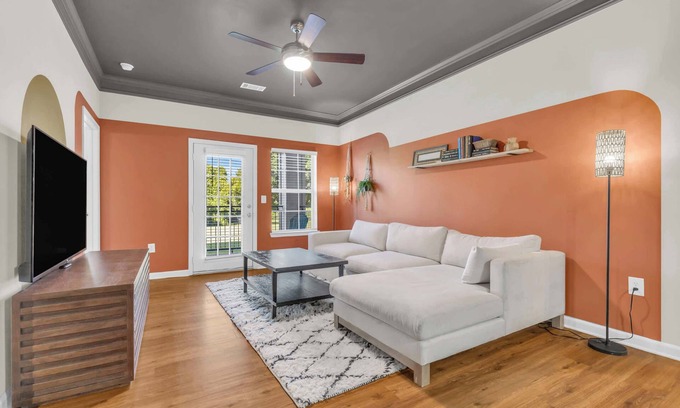 Arcadia Apartment | Pool, Gym & Central Location! 2- King Beds