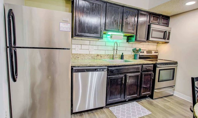 Florida Center Apartment | Pool & Gym: Your Perfect Getaway in Orlando!