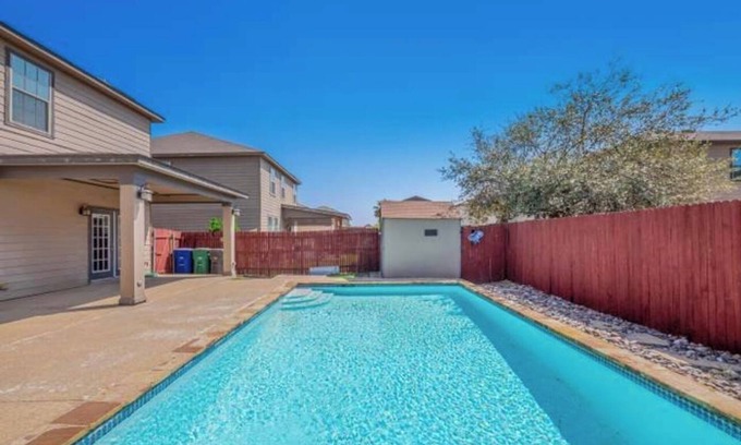 Southside House | POOL HAPPY HOME near Lackland & Downtown