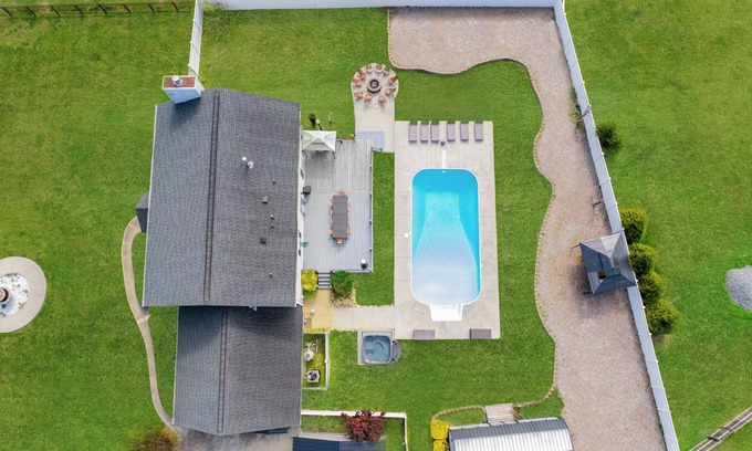 Jamestown House | Pool, Hot-tub, Fire-pit, Pool Table, King Beds
