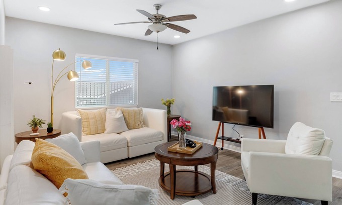 Grant Hill House | Pool, Hot Tub & Outdoor Lounge | Near Beaches, Balboa Park & Downtown | Leyla