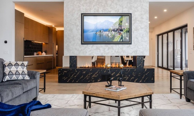 Central Okanagan House | Pool | Hot Tub | Poker Table | King Bed