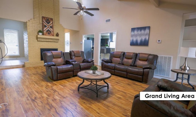 Mission Bend House | Pool House, 20 Minutes from DT 4BDR for 10 Guests - Winkleman