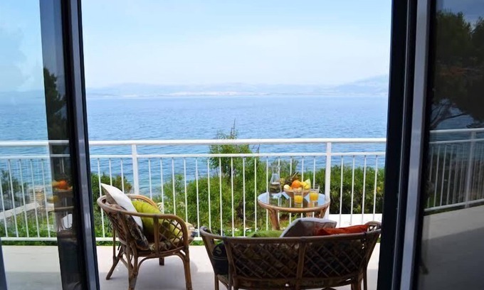 Cove Makarac (Milna) House | Pool house "Julije" by the sea