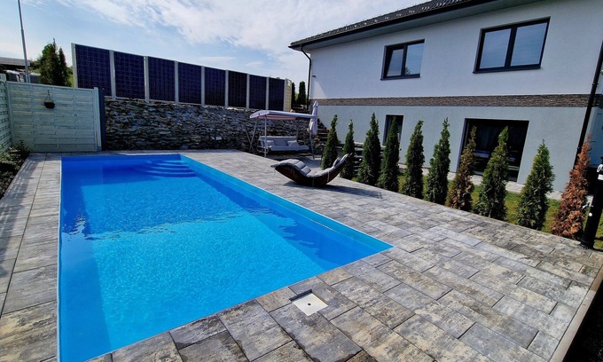 Zajickov House | Pool House La Perla