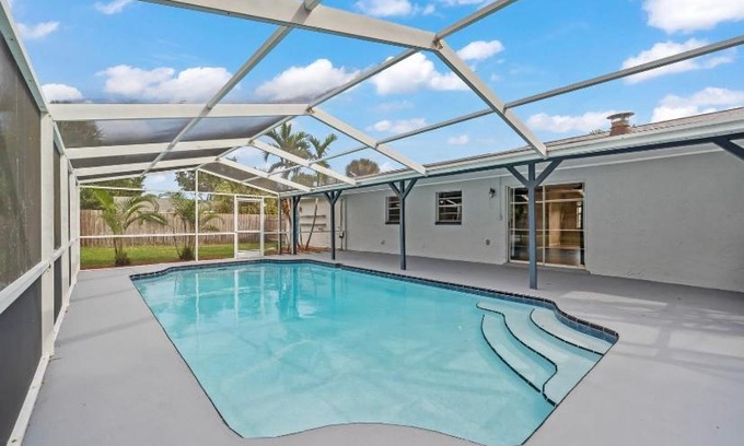 West Melbourne House | Pool house near beach