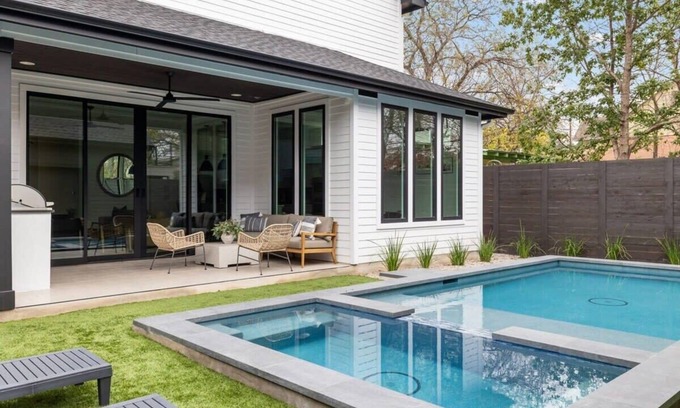 Hyde Park House | Pool, King Beds, Loft | The Frederick - Portoro