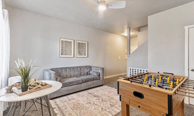 Vineyard House | Pool, pickle ball, Pet Friendly! 30+ day welcome!