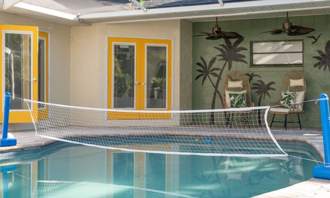 Auburndale House | Pool + Sleeps 8 + 30mi Legoland