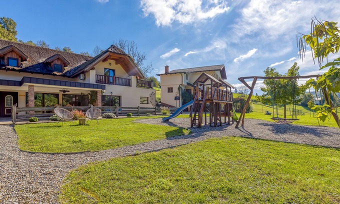 Smarje pri Jelsah Apartment | Pool Suite Sunflower, Podplat, Slovenia