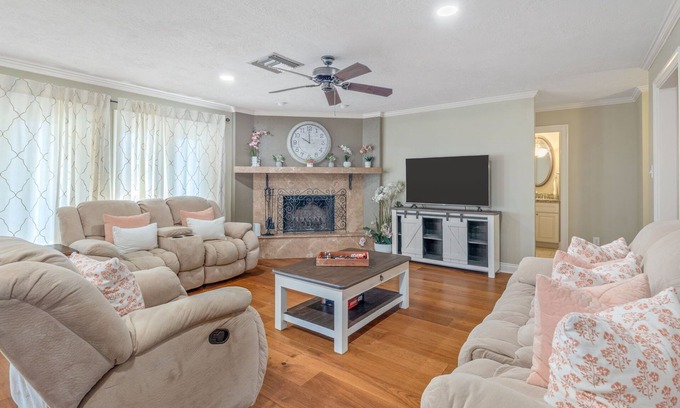 Lake Charles House | Pool table, ample patio, bbq and located in a central neighborhood.