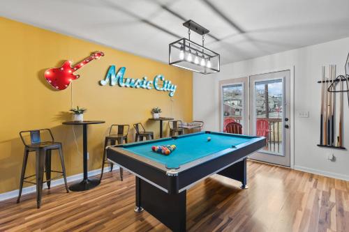 Hope Gardens House | Pool Table WALK to Downtown Bars and Farmers Market
