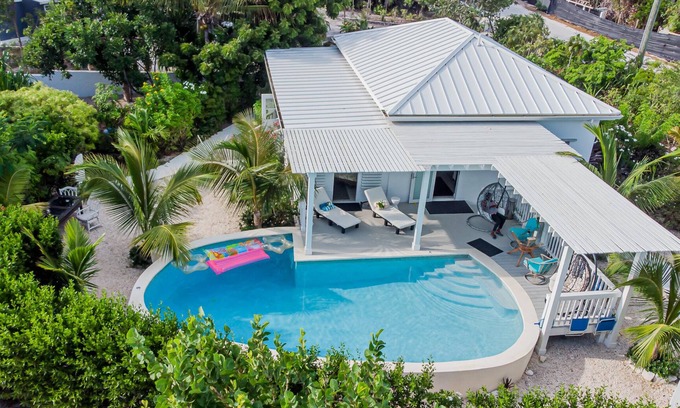The Bight House | Poolhouse By The Beach - 3 Minute Walk to Grace Bay Beach. Private villa
