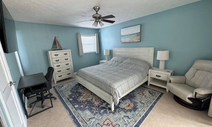 Port Saint Lucie House | Poolside King Room in PSL