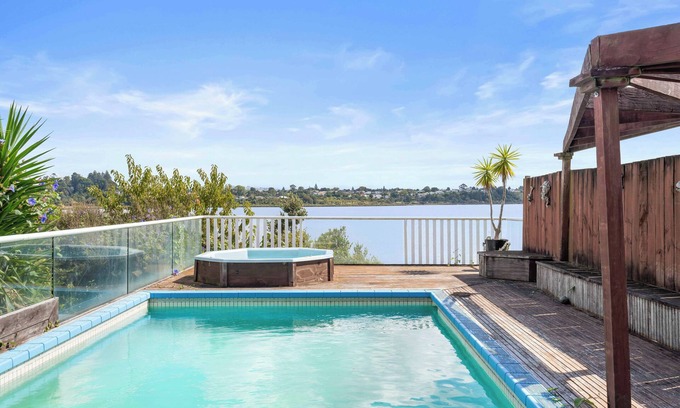 Tauranga House | Poolside Lookout - Tauranga Holiday Home